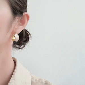 2025 Boutique bijoux mode INS Style élégant Simple <span class=keywords><strong>d</strong></span>éclaration rétro blanc brun émail huile femmes <span class=keywords><strong>boucles</strong></span> <span class=keywords><strong>d</strong></span>'oreilles à la mode - Product Image 2