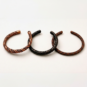 Bracelet manchette torsadé fait main vintage en fil métallique, ajustable, géométrique, unisexe, bijou de guérison - Product Image 1