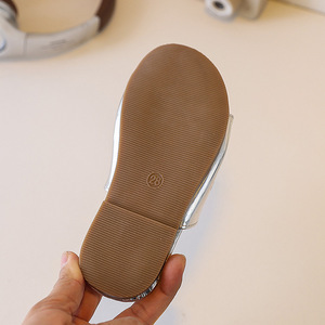 Tongs unisexes mignonnes pour enfants, dessin animé, été 2026, respirantes, dessus en PU, semelle extérieure en caoutchouc, pantoufles d'intérieur et d'extérieur - Product Image 4