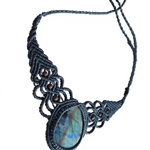 Collier pendentif en macramé avec pierre ovale naturelle sertie, design géométrique tressé fait main, bijoux unisexe style bohème - Product Image 1