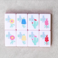 Direktverkauf ab Werk: Miss Cowgirl Elegance Amerikanische Mahjong-Steine, Unterhaltungsstiefel, Spielzeugpistolen, Transparente Lucite- und Hot-Pink-Schichten