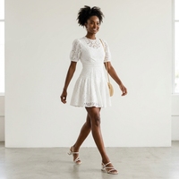 Robe Courte Blanche Femme Nouvelle Collection à Dentelle Broderie Anglaise et Ourlet Festonné – Idéale pour l'Été – Meilleure Vente