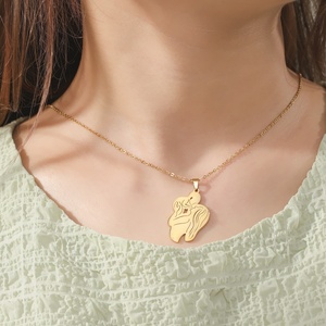 Collier pendentif en acier inoxydable « <span class=keywords><strong>Maman</strong></span> tenant un bébé » avec chaîne à maillons – Cadeau idéal pour la Fête des Mères – Meilleures ventes - Product Image 3