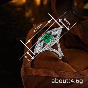 Anello con Gemma Verde Marquise Texturizzata per Donne, Elegante Gioiello da Dito alla Moda - Product Image 5