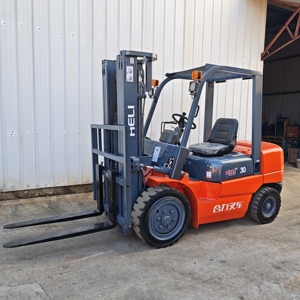 Chariot élévateur diesel 3 tonnes d'occasion à faible coût, mini 4x4 avec mât triple libre 4,5 m pour port - Product Image 4