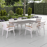 Mobilier de jardin moderne longue table en aluminium avec chaises en bois pour pique-nique, café et salle à manger pour hôtels