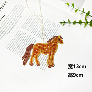 Kleurrijke handgemaakte paardenhanger met kameelbedels, witte rijstkorrel en parelontwerp, modieus bijpassend tassenaanhangsel - Product Image 2