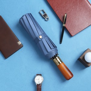 Paraguas de 3 pliegues de diseño clásico para hombre, mango de madera maciza, 12 huesos, a prueba de viento, semiautomático, logotipo personalizado, ocasiones de coche de negocios - Product Image 4