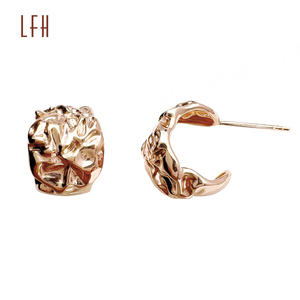 Pendientes de Metal Circulares Geométricos de Oro de 18k, Joyería Real, Nueva Llegada, para Mujer, Elemento de Textura, Pendientes Minimalistas de Oro de 18k - Product Image 1