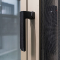 Ventana de Alto Rendimiento con Perfil de Aluminio en Bronce Champán, Combinación de Ventana Fija y Abatible con Persianas Manuales/Magnéticas
