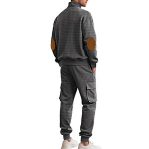Conjunto de suéter informal de punto a cuadros para hombre con camisa abotonada y pantalones cargo para uso informal, color borgoña, blanco y gris. - Product Image 5
