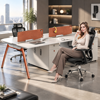 Poste de travail modulaire pour 4 personnes, bureau cloisonné en panneaux imitation bois, mobilier commercial personnalisable avec tiroir et armoire