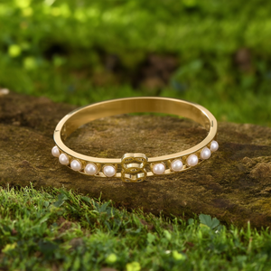 Brazalete de Moda en Acero Inoxidable 316L con Baño de Oro PVD e Incrustaciones de Perlas, Ajustable - Product Image 3