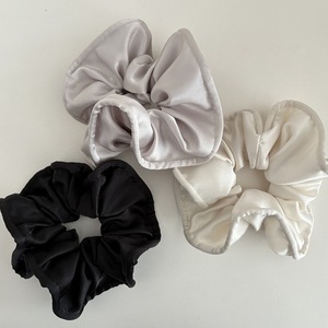 Chouchous plissés volumineux de style coréen en satin crème brillant orné de perles, élastiques à cheveux haut de gamme pour femmes - Product Image 3