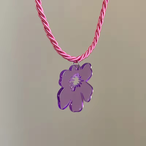 Collar de flor roja pequeña para mujer, inspirado en el verano, cadena coreana para clavícula, colgante de moda en oro y cobre que combina con todo - Product Image 5
