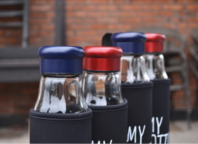 Food grade easy-taking glass water bottle with handle BPA free borosilicate glass water bottle