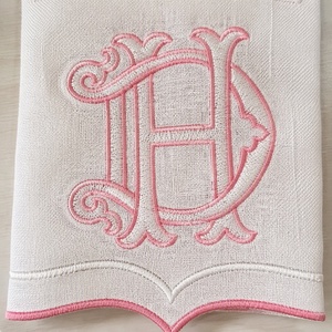 Mantel Individual de Algodón Bordado Personalizado con Monograma, Borde Rosa, Decoración Elegante para Mesa, Hecho a Mano, Forma Irregular - Product Image 3
