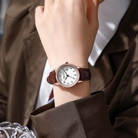 10932 Montre de luxe sport à quartz pour couple, affichage analogique de haute qualité avec grands chiffres, bracelet en cuir tendance pour homme, femme et amoureux