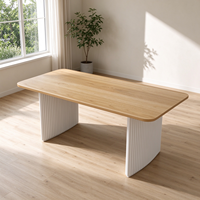Table à manger rectangulaire minimaliste moderne avec base en piédestal blanc cannelé et plateau en bois grainé, table créative pour l'ameublement de la maison