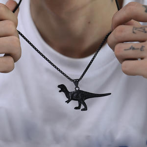 Collier pendentif dinosaure gothique Christian Triceratops en breloque en acier inoxydable plaqué titane avec monture - Product Image 3