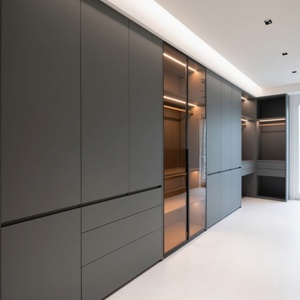 Dressing moderne autoportant écologique avec grandes portes vitrées, finition gris foncé mat, poignées dissimulées, sur mesure pour hôtel - Product Image 3