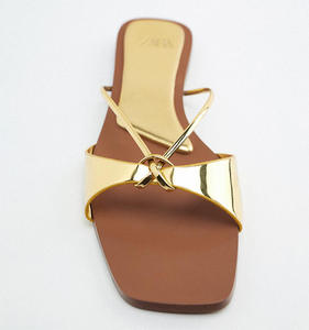 Xinzirain-<span class=keywords><strong>Sandalias</strong></span> <span class=keywords><strong>planas</strong></span> <span class=keywords><strong>con</strong></span> <span class=keywords><strong>adornos</strong></span> dorados para mujer, zapatillas de vestir, Punta abierta, de una línea, novedad - Product Image 3