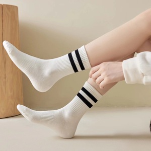 Vente en gros de <span class=keywords><strong>chaussettes</strong></span> rayées confortables en coton doux pour femmes - Product Image 3
