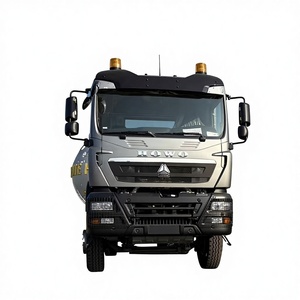 Camión Tractor Usado HOWO 6x4 Euro 2 Diésel Cummins Automático con Volante a la Izquierda y Remolque para <span class=keywords><strong>Caballos</strong></span> a Buen Precio - Product Image 1