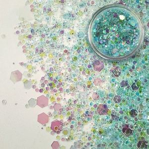 Poudre de paillettes hexagonales en PET en gros, extra fine et mélangée, pour le nail art, les créations de Noël, le bricolage en résine et les décorations de fête en vrac - Product Image 1