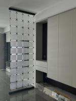 Panneaux suspendus en verre cristal avec cadre à griffes et écrans de séparation pour l'aménagement intérieur commercial et la décoration élégante des pièces