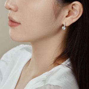 ต่างหูห่วงรูปหัวใจประดับเพชรคิวบิกเซอร์โคเนีย 5A เงินแท้ 925 สำหรับผู้หญิง ดีไซน์หรูหราจาก Dylam Luxurious Fine Jewelry ป้องกันการแพ้ - Product Image 3