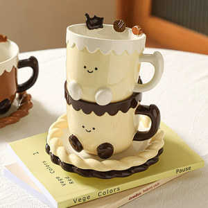 Xícara de Café e Prato Decorados com Pé Pequeno e Prato de Sobremesa Torcido - Product Image 1