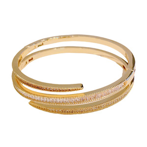 Pulsera Geométrica de Tres Hilos con Incrustaciones, Chapada en Oro, Cobre con Microincrustaciones, Joyería de Regalo, Primavera 2025 - Product Image 5