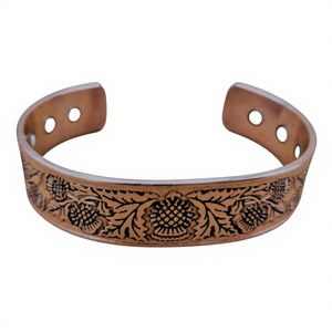 Pulsera Magnética de Cobre con Grabado Floral Minimalista, Joyería Metálica Moderna con Diseño Exquisito - Product Image 1