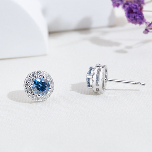 Pendientes de diamantes azules redondos de oro blanco de 9 quilates Messi Jewelry MSE-935 para mujer - Product Image 3