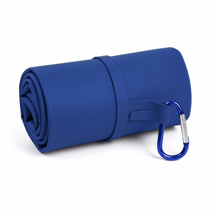 Tapis de voyage pliable bleu avec mousqueton pour utilisation en extérieur - Product Image 1