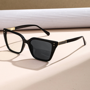 Lunettes de soleil tendance Partagas avec logo personnalisé, effet œil de chat, photochromiques, anti-lumière bleue, protection UV400 pour femmes - Product Image 1