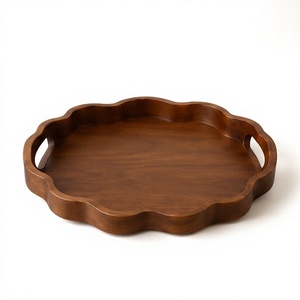 Tabla de servir redonda artesanal de madera de mango, bandeja decorativa con contorno festoneado esculpido y asas. - Product Image 1