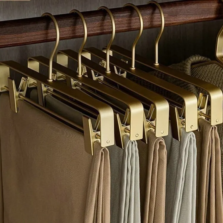Оптовая продажа, модная и прочная золотая металлическая проволока, серебристая матовая отделка, индивидуальный логотип, вешалка для одежды и брюк с зажимами