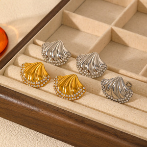 Pendientes de tuerca con forma de concha e incrustaciones de diamantes de imitación, de acero inoxidable, joyería para mujer, accesorio de moda para fiestas - Product Image 1