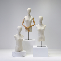 Mannequin de présentation femme demi-corps recouvert de lin avec bras en bois pour la vente au détail