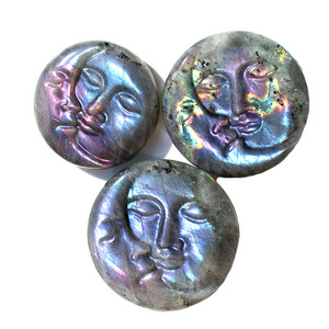 Intagliato a mano naturale rosa viola Flash Labradorite Plam Stone Sun And Moon Face Carving per ciondolo - Product Image 6