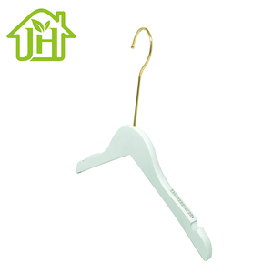 Pendentif <span class=keywords><strong>en</strong></span> <span class=keywords><strong>bois</strong></span> blanc pour vêtements, offre spéciale, haute qualité, logo bébé or, cintre <span class=keywords><strong>en</strong></span> <span class=keywords><strong>bois</strong></span> personnalisé - Product Image 2