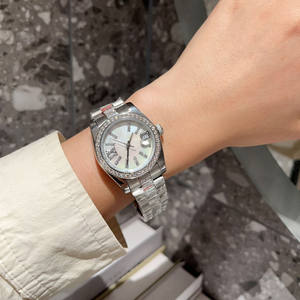 Montre classique à cadran argenté avec un saphir serti de diamants étincelants, lunette finie à la main, bracelet en acier inoxydable poli - Product Image 2