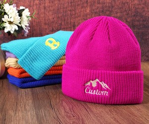 Bonnet en tricot d'hiver rouge en acrylique de haute qualité avec logo personnalisé, motif de personnage, idéal pour la plage - Vente en gros - Product Image 5