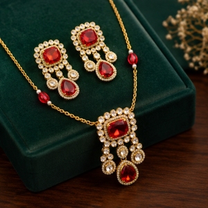 Elegante Juego de Collar y Aretes de Plata 925 con Piedras Rojas y Cuentas Blancas, Joyería Nupcial India Tradicional - Product Image 4
