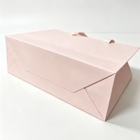 Sac cadeau en papier rose poudré avec bordure dorée rose, ruban satiné, poignée, emballage pour mariage, fête nuptiale