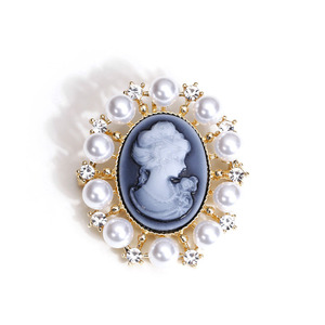 Broche en métal victorienne luxueuse avec perle ovale et <span class=keywords><strong>camée</strong></span> tridimensionnelle incrustée de diamants, pour les fêtes de style vintage et les tenues élégantes - Product Image 6