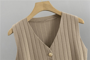 Set di 3 Pezzi <span class=keywords><strong>Moda</strong></span> Autunno Inverno per Donna: Maglione in Lana con Scollo a V, Cardigan con Bottoni e Gilet Lavorato a Maglia con Bordo in Pelliccia, Stile High Street - Product Image 6