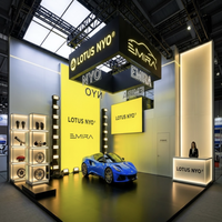 Stand d'exposition automobile personnalisé 20x20 avec enseigne suspendue LED, enseigne en lettres LED et revêtement de sol sur mesure